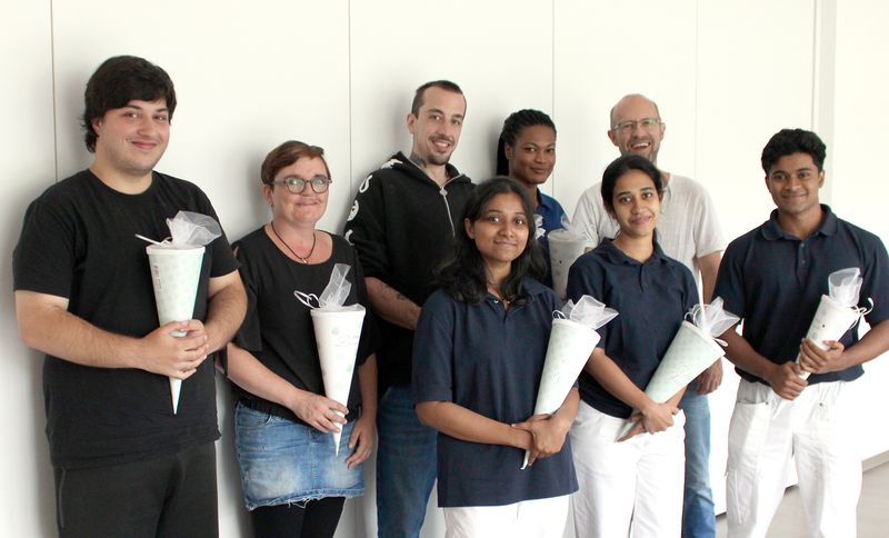 Junge Menschen mit Schultüte