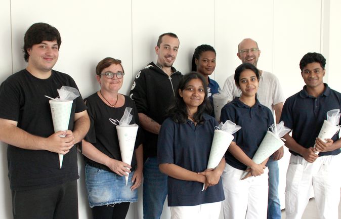 Junge Menschen mit Schultüte